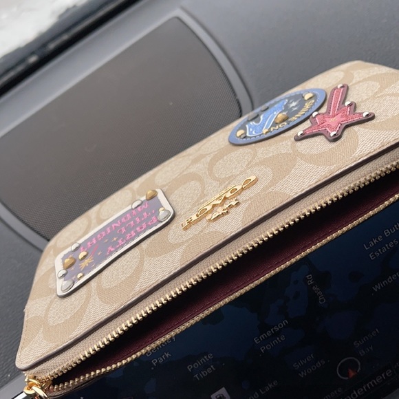 COACH SIGNATURE DISNEY LARGE CORNER ZIP WALLET - Picture 4 of 16